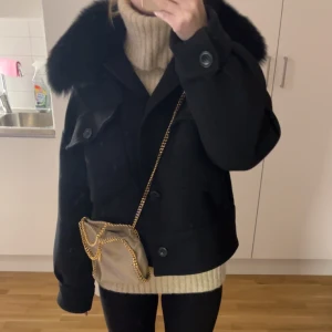 Meotine kappa - Svart Meotine kappa i fint skick, använd endast 1 vinter. Pälsen är äkta. Kappan är i storlek s/m men den är skräddarsydd till xs/s. Lägst pris är 1500. 💖💖