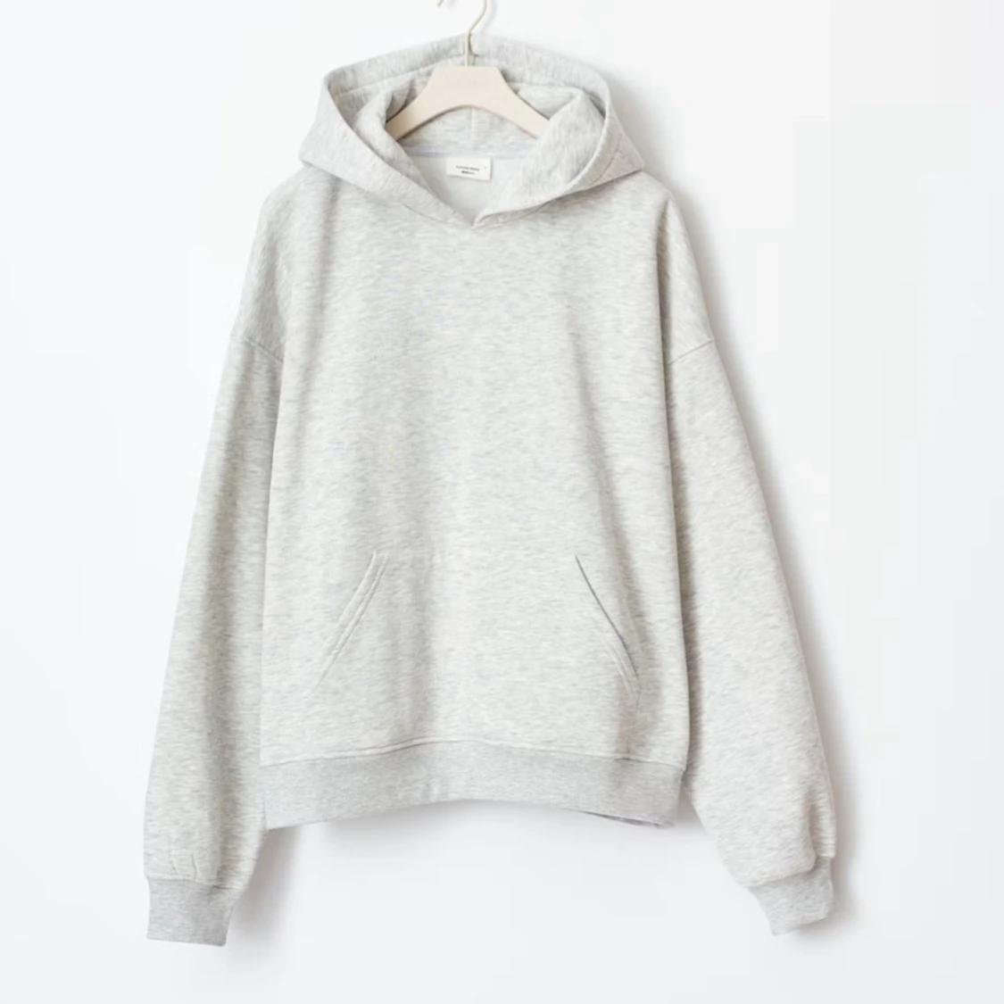 Grå hoodie