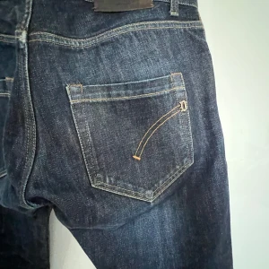 Mörkblå jeans - Säljer ett par mörkblå jeans i bra skick. Storlek 34 och mius slimfit modell