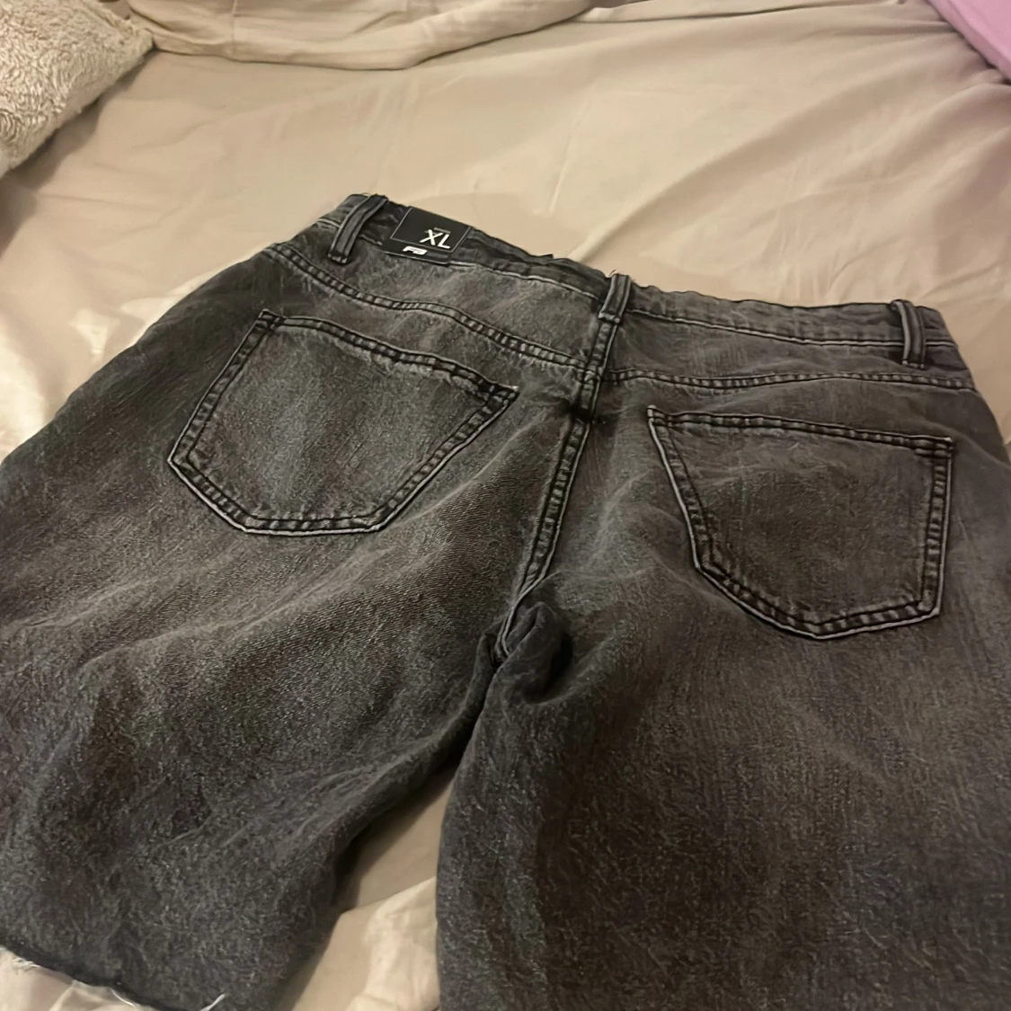 Svarta jeansshorts med slitningar - 90