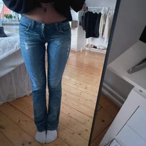 Säljer ett par snygga blå jeans från Guess i storlek M/S (passar båda). De är i bra skick, har varit insydda i midjan men har ej några defekter efter detta. Har Guess-logga på bakfickan. Jeansen har en straight passform och är perfekta  i längd för mig som är 177 cm. Pris går att diskutera, skriv för fler bilder! 