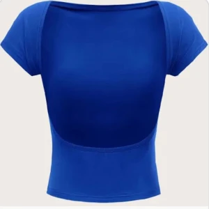 Blå kortärmad topp med öppen rygg - Snygg blå topp med korta ärmar och en trendig öppen rygg. Perfekt för sommarens fester eller en dag på stan. Den har en tight passform som framhäver figuren. helt ny användt en gång 