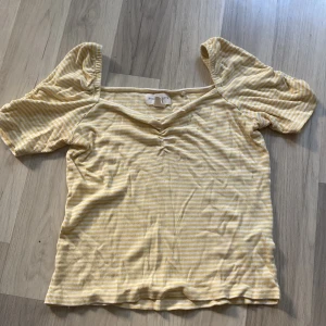 Gul randig tröja  - Tröjan är i bra skick, den är använd fåtals gånger. Mjukt material och väldigt fin vid axlarna. Tröjan är i storlek S men skulle passa för folk som använder M. (Tröjan är tvättad före försäljning )
