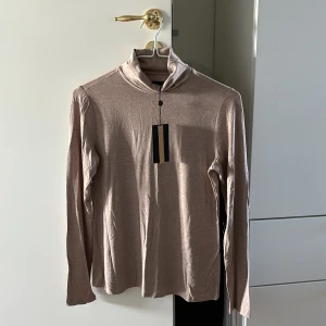 Turtleneck Mq Marqet - Beige Melange - Dalia turtleneck. Storlek S, en väldigt tunn men stretchig och mjuk tröja (är 38 i storlek och den passade bra). Snygg instoppad till kostymbyxor eller liknande. Aldrig använd, säljs pga gillar inte åtsittande kläder. Bra kvalitet. 