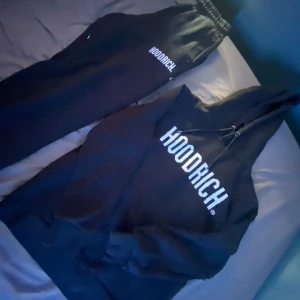 Hoodrich kitt - Säljer detta hoodrich kitt.använd fåtal gånger och i bra skick. Storlek xs passar bra på 13-14 åringar. Pris kan diskuteras och man kan köpa endast 1 plagg.