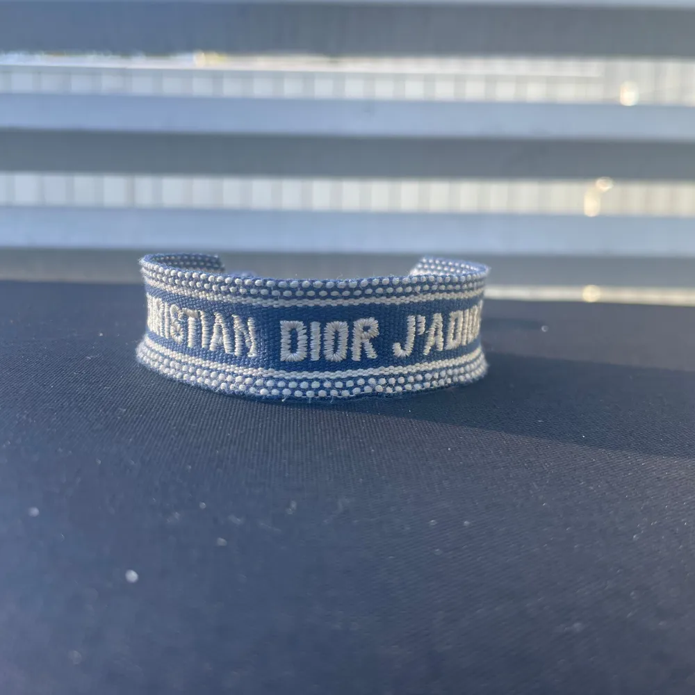 Säljer mitt mörkblåa dior armband i bra skick pågrund av att jag inte har någon användning av det längre.   OBS: replika . Accessoarer.