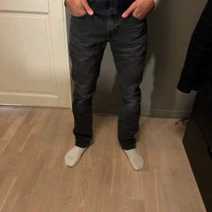 Levis 511 slim  - Ett par riktigt schyssta svarta Levi’s 511 i slim modell. De är i bra skicka och har tagits väl hand om. Hör av er vid funderingar.