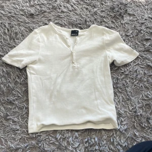 Vit topp - Vit topp från Gina storlek xs. Aldrig använd då den inte passade
