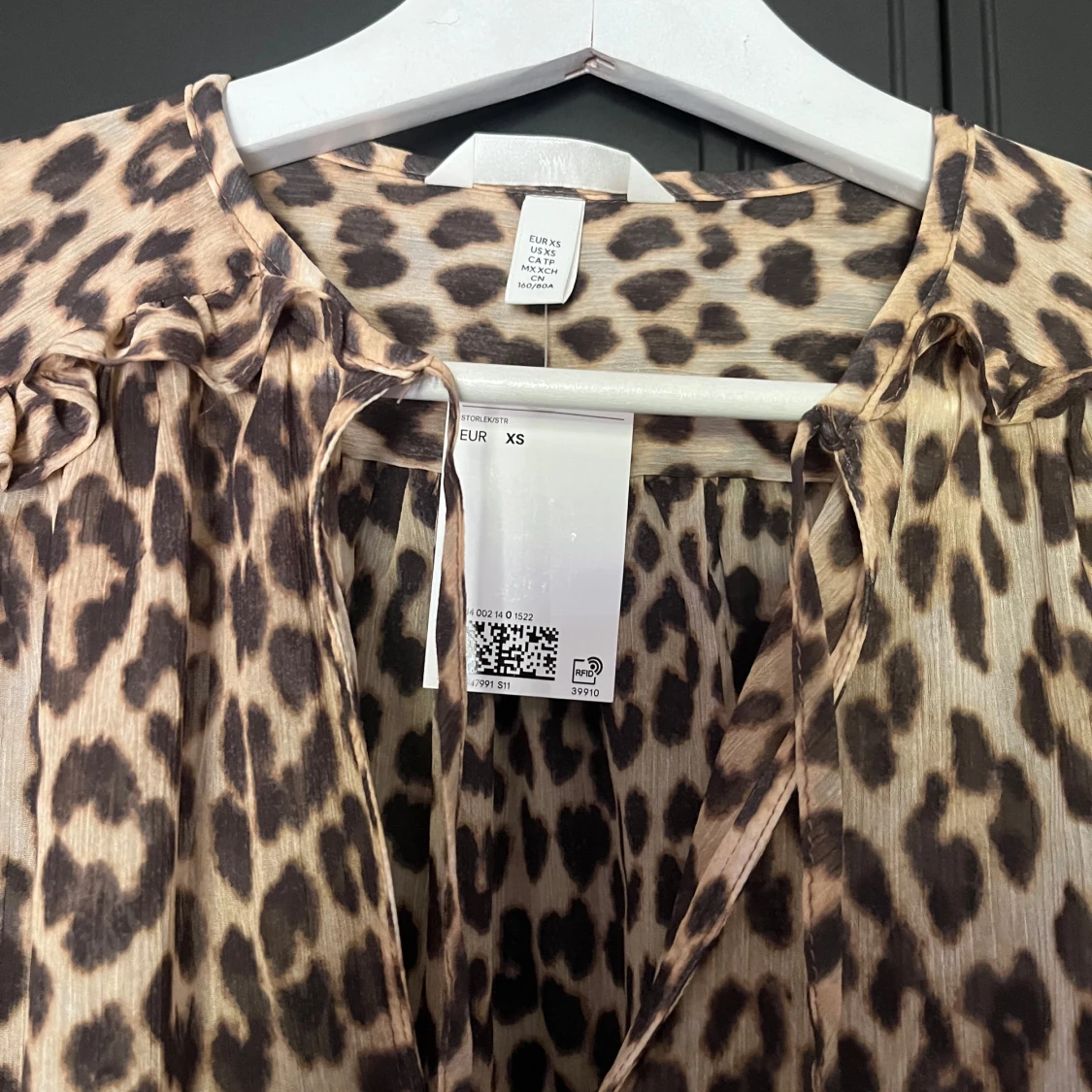 Leopardmönstrad blus från H&M - 90