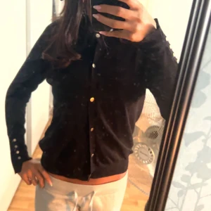 Kofta  - Kofta från zara använd några gånger men inga defekter. storlek M men passar mig som vanligtvis har Xs/S i tröjor. skit fin o perfekt nu t hösten. säljer för 80kr köparen står för frakten! 