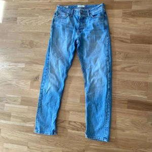 Jack&Jones Jeans - Säljer mina jeans från Jack&jones. Skick 7/10. Inte använd så mycket, inga skador eller fläckar. Storlek 30/34
