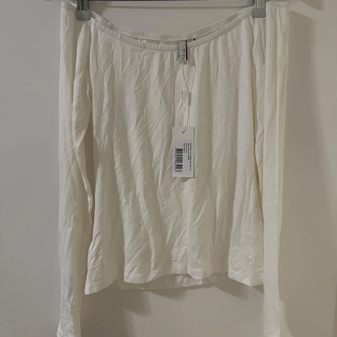 Vit off shoulder topp från NLY Trend - 23