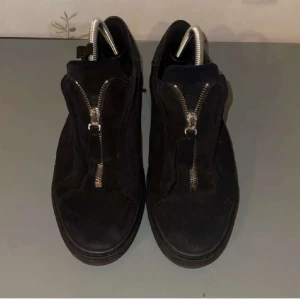 Axel Arigato Skor - Axel Arigato skor | Svarta | Storlek 43 | knappt använda | Nypris: 2500kr | Begärt pris: 1199kr