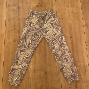 Mjukisbyxor från Lindex - Mjukisbyxor nästan helt nya och använda typ tre gånger. De är fortfarande mjuka i och känns som nya. Säljer pågrund av försmå och inte min stil❤️❤️❤️bros kan diskuteras. 