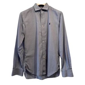 Ralph Lauren Skjorta - Ljusblå skjorta från Polo Ralph Lauren - Skick 10/10 - Storlek EU 39 passar som Large - Nypris 1695, mitt pris 595 - Hör av er vid frågor/funderingar!