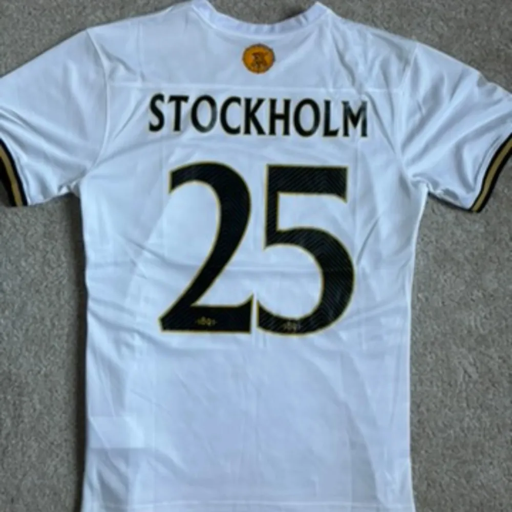 Säljer en AIK tröja från svenska cupen 2023, som aldrig har blivit använd pga att den är för stor för mig. Perfekt kvalitet. Sportswear.