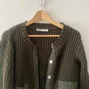 Grön stickad kofta  - Mörkgrön zara kofta storlek s, finns tecken på användning men inga hål. Skriv gärna vid frågor!💕