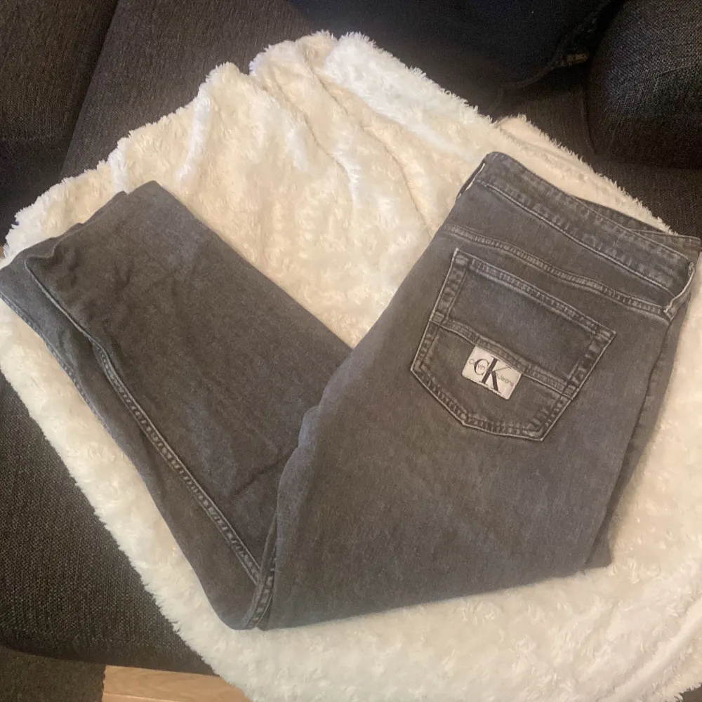 Stentvättad grå look. Uppvikta 7cm inåt, då dom är ganska långa i benen. Inte sytt dock! Inga hål, hela & rena!!. Jeans & Byxor.