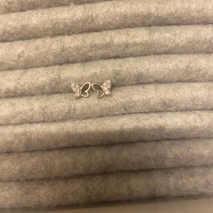 Örhängen - Silver örhängen med fjärilar på. Säljer pågrund av det är inte min still längre. Har använd  några gånger bara. 