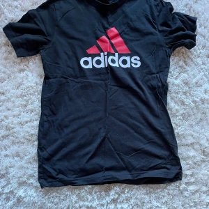 Svart t-shirt från Adidas - Säljer en helt ny tröja då ja inte riktigt diggade den🔥Så skicket är riktigt bra. Priset gå att förhandla🤩🤩Skriv om du vill ha mer bilder eller andra frågor 🔥🔥🔥