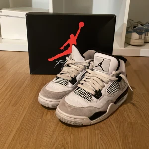 Jordan 4 military black - Skorna är i sjukt bra skick och är andvända fåtal gånger. Jag köpte de i USA och nypris är cirka 5000kr. Skorna är i storlek 36. Pris kan diskuteras