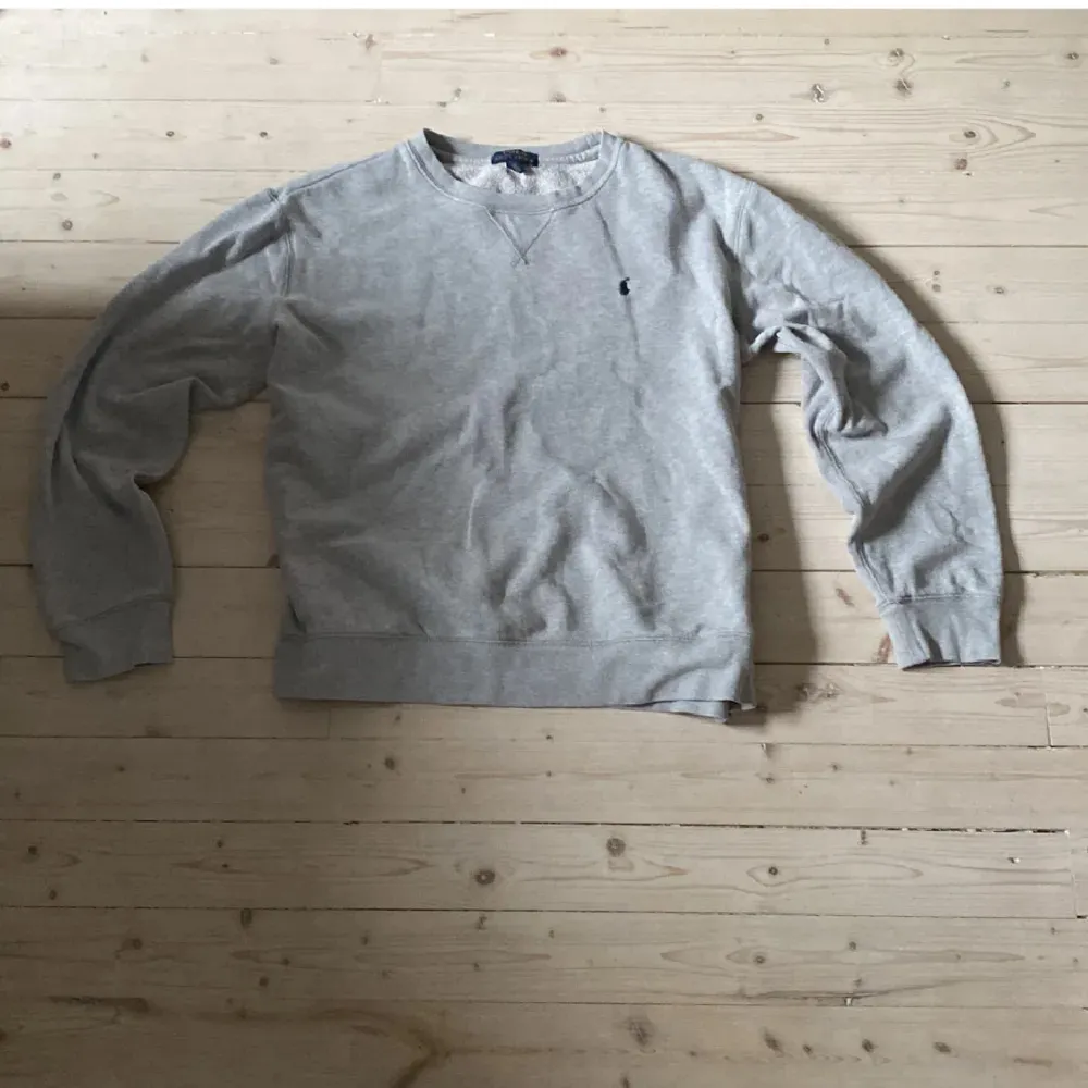 Snygg ralph lauren tröja till bra pris💸 skick 8/10🤩 Storlek XL i barn storlek vilket motsvarar ungefär S👕Pris kan diskuteras🙌bara att fråga 🙂. Tröjor & Koftor.