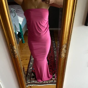 rosa finare långklänning  - rosa långklänning som kan bäras på två olika sätt. supersnygg till en finare fest eller bal! nyskick