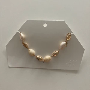 Halsband  - Fint halsband med snäckor, aldrig använt💕