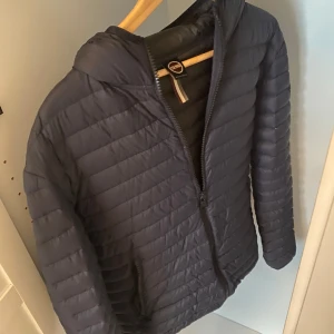 Colmar jacka  - Säljer nu min snygga och sköna colmar jacka.  Ny pris 3599kr men den är slut sold  Skick 9/10  Pris kan diskuteras 😊