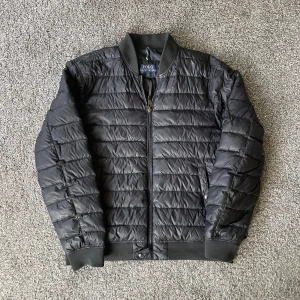 Ralph lauren cardigan  - Ralph lauren cardigan jacka i väldigt bra skick utom en liten defekt på dragkedjan som du ser på sista bilden, inget som spelar någon roll. Skriv för fler frågor priser kan alltid diskuteras! Storlek M passar S