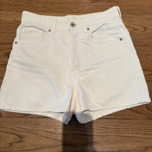 Jeansshorts vita - Fräscha jeansshorts i en härlig vit färg som ser extra bra ut på sommaren när man är brun. Använda fåtal gånger och absolut inga defekter. Normal på gränsen till höga i midjan. Pris kan alltid diskuteras.