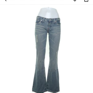 True religion - Säljer ett par as snygga low waisted/bootcut true religion jeans med en cool detalj där bak💕 Midjemått: 80 cm Innerbenslängden: 85 cm Skriv till mig för flera bilder!!💕  Säljer då de inte passade mig💓