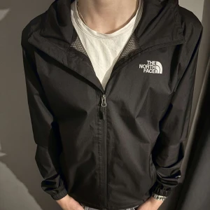 The North Face windbreaker  - Säljer en fet windbreaker från The North Face i storlek S. Knappt använd. Hör av er för frågor😁 Längd på modellen : 183cm
