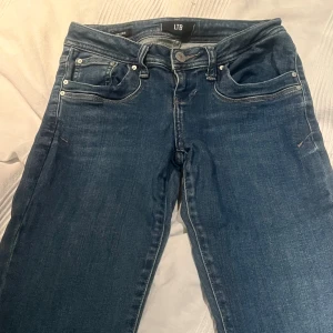 LTB jeans - Populära ltb jeans som är slutsålda. De är i storlek w25 l30 och är köpta för ungefär 1000kr. Sparsamt använda och i väldigt bra skick. 🥰