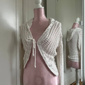 Stickad kofta - Stickad kofta med luva🤍