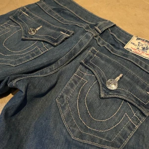 Jeans  - Ett par jeans från True Religion, med låg midja och nästan aldrig använda. 