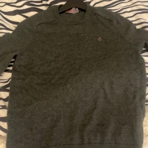 Morris stickad - Säljer nu min Morris stickad , väldigt skön och snygg men används ej längre då därför jag säljer den, Inga synliga defekter. 