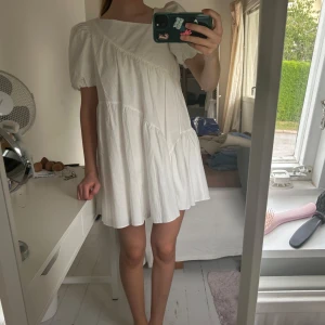 Zara klänning - Sååå fin kort klänning perfekt för speciella tillfällen! Barn storlek men skulle säga att det är en xs för den är stor storlek. Aldrig använd!