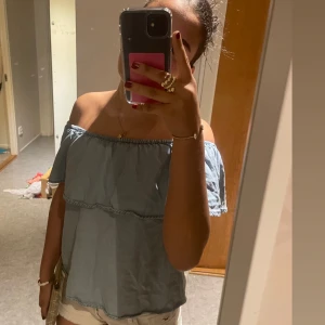 Off shoulder topp  - Jätte snygg topp i fin färg, off shoulder. Har en fin jeans aktiv blå färg🩵 tyvärr står inte lappen kvar så minns inte märket 