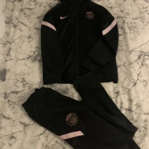 psg - säljer mitt psg set i strl xs-s. jätte skönt och mysig material inuti. använt en gång, fint skick. 