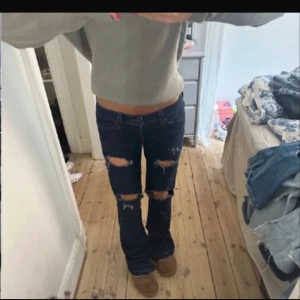 Lågmidjade jeans - Så snygga lågmidjade jeans med hål! Midjemått 36 cm och innerbenslängd 80 cm💕
