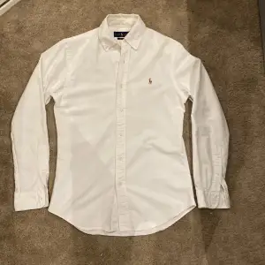 Nästan helt oanvänd Ralph Lauren Skjorta. Nypris runt 1600 kr. Skick 10/10