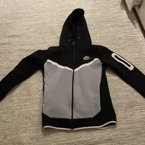 Den är en Nike tech jätte fin men den är för stor. De är storlek S. - Den är helt ny den är storlek S