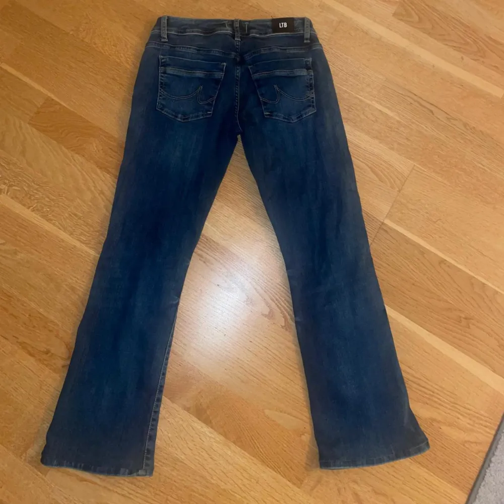 Säljer mina ltb valerie jeans som jag aldrig använt. De är dock uppläggda för att passa mig som är 155 cm lång. Så de passar perfekt för nån runt min längd! Säljer för 500kr. Jeans & Byxor.