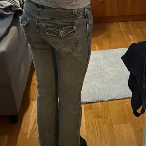 Lågmidjade bootcut jeans  - Ursnygga blå-grå Lågmidjade bootcut jeans med coola bakfickor. Väldigt bra skick! Står inte storlek men jag skulle gissa att det skulle passa någon med storlek 34. Innebenslängden är ca 65 cm och midjemåttet är ca 37 cm.💕💕
