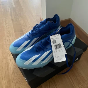 Adidas fotbollsskor skruvdub - Storlek 42 2/3 Adidas fotbollsskor  Köpt på unisport Helt ny, använt en gång utomhus Storlek 42 2/3