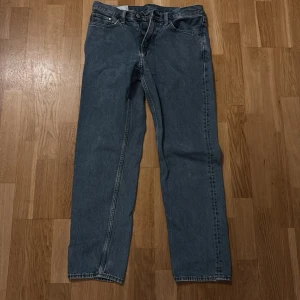 Blå jeans - Jeans från hm relaxed fit är i bra skick  Hör av er om ni har några frågor!