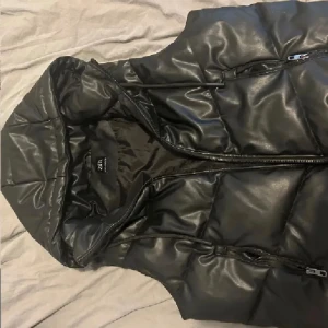 Zara väst  - Bra att ha nu i höst 💕🍂bra skick !