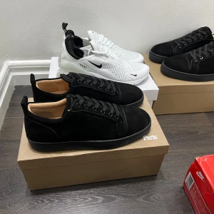 Skor - Säljer dessa feta Christian loubetins skorna helt nya, allt i bilden medföljer har 2 par 41 och 42