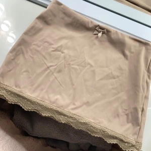 Mini kjol  - Säljer denna söta kjolen med spets, jättemjukt och skönt material. Aldrig använd !💗